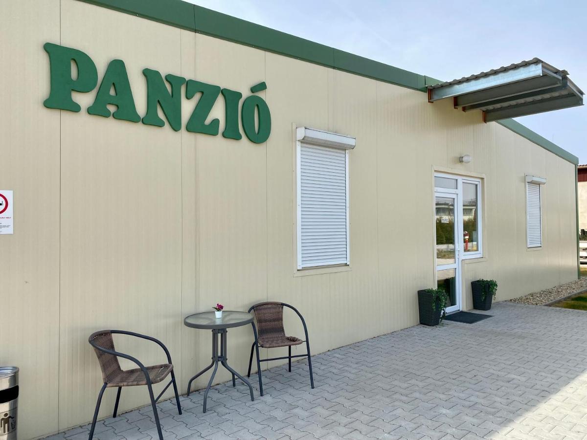 Vecsesi Rendezvenykoezpont Es Panzio住宿加早餐旅馆 外观 照片