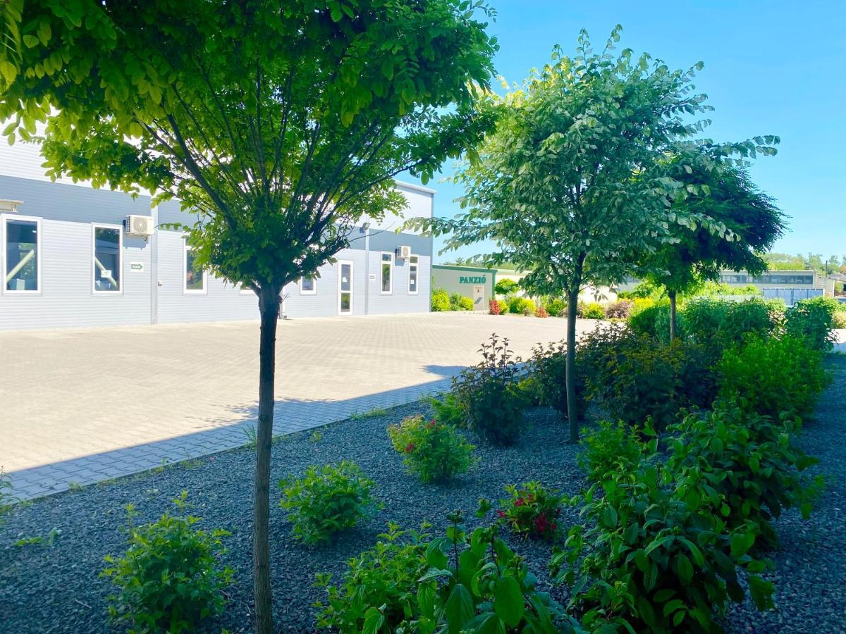 Vecsesi Rendezvenykoezpont Es Panzio住宿加早餐旅馆 外观 照片