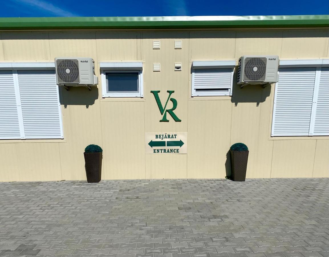Vecsesi Rendezvenykoezpont Es Panzio住宿加早餐旅馆 外观 照片