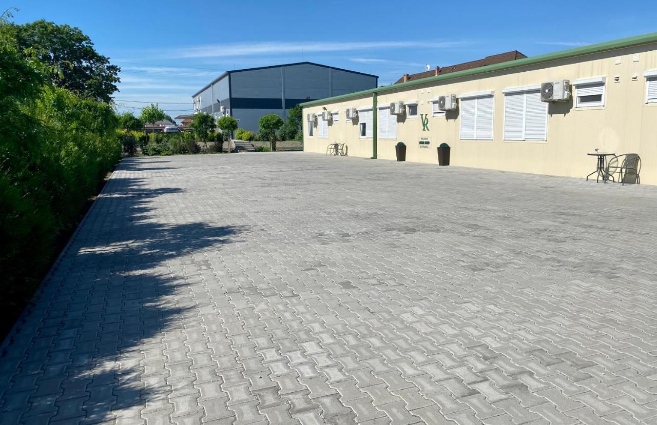 Vecsesi Rendezvenykoezpont Es Panzio住宿加早餐旅馆 外观 照片