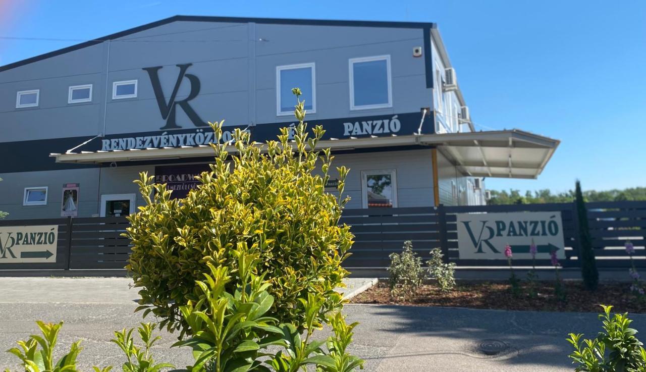 Vecsesi Rendezvenykoezpont Es Panzio住宿加早餐旅馆 外观 照片