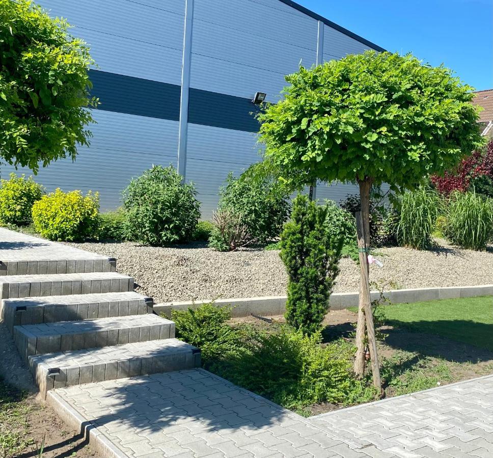 Vecsesi Rendezvenykoezpont Es Panzio住宿加早餐旅馆 外观 照片