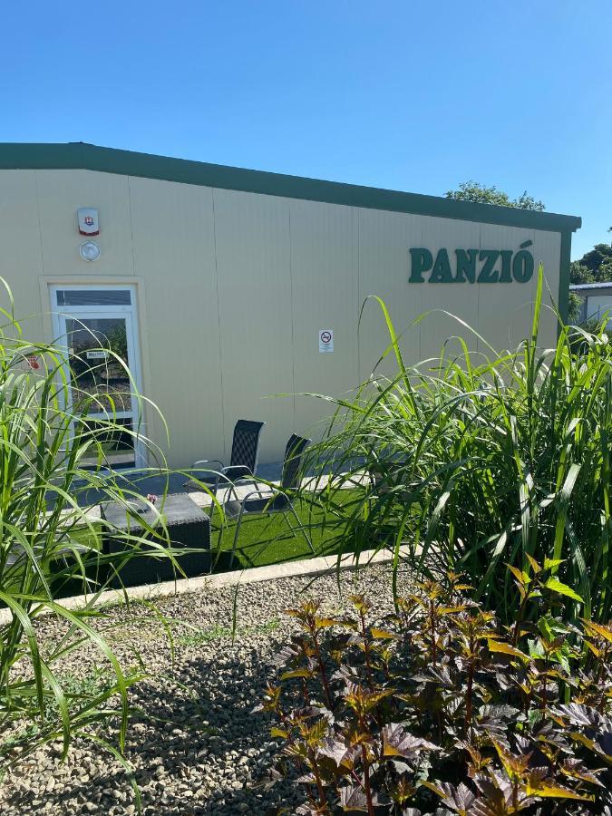 Vecsesi Rendezvenykoezpont Es Panzio住宿加早餐旅馆 外观 照片