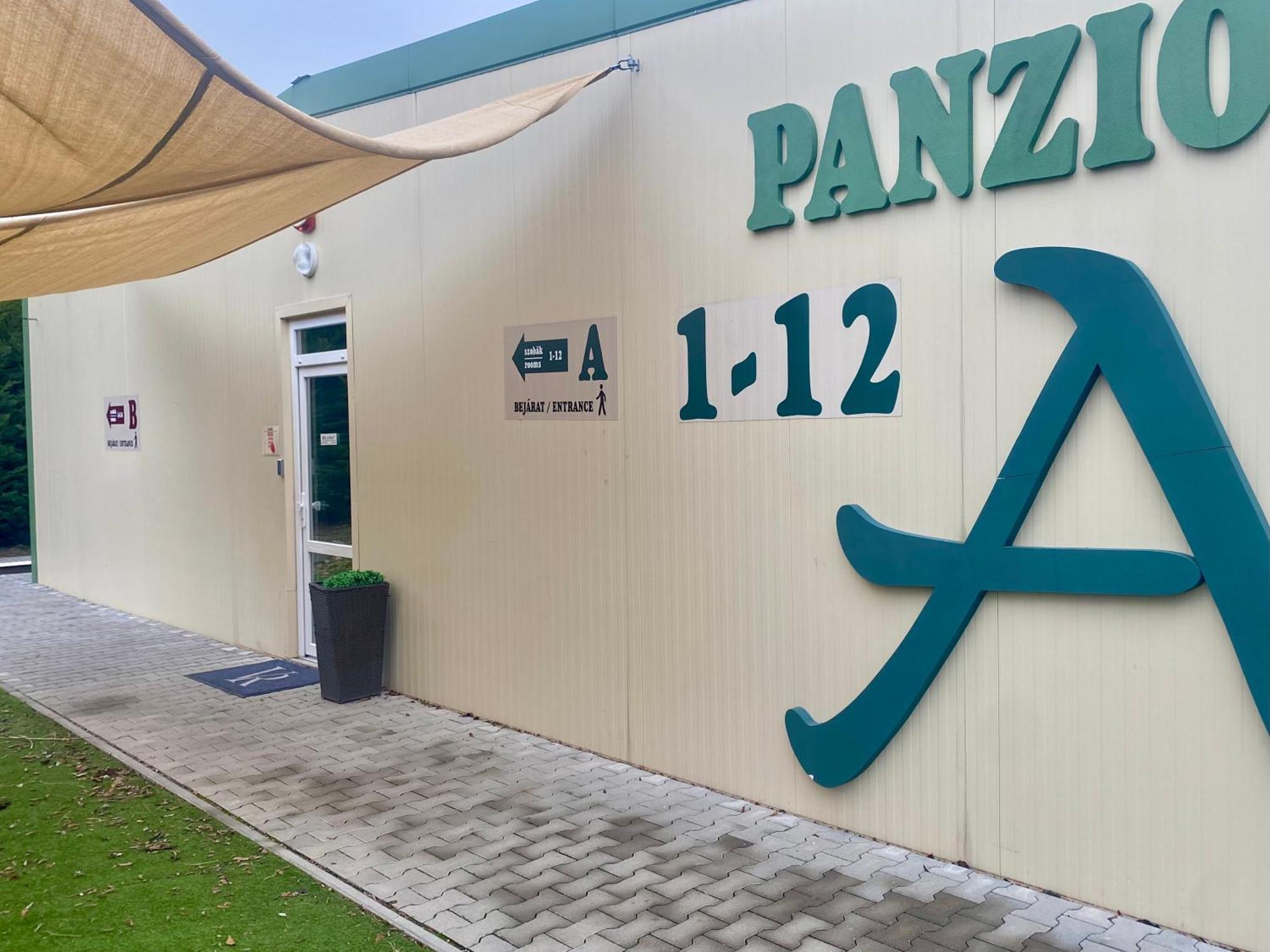 Vecsesi Rendezvenykoezpont Es Panzio住宿加早餐旅馆 外观 照片
